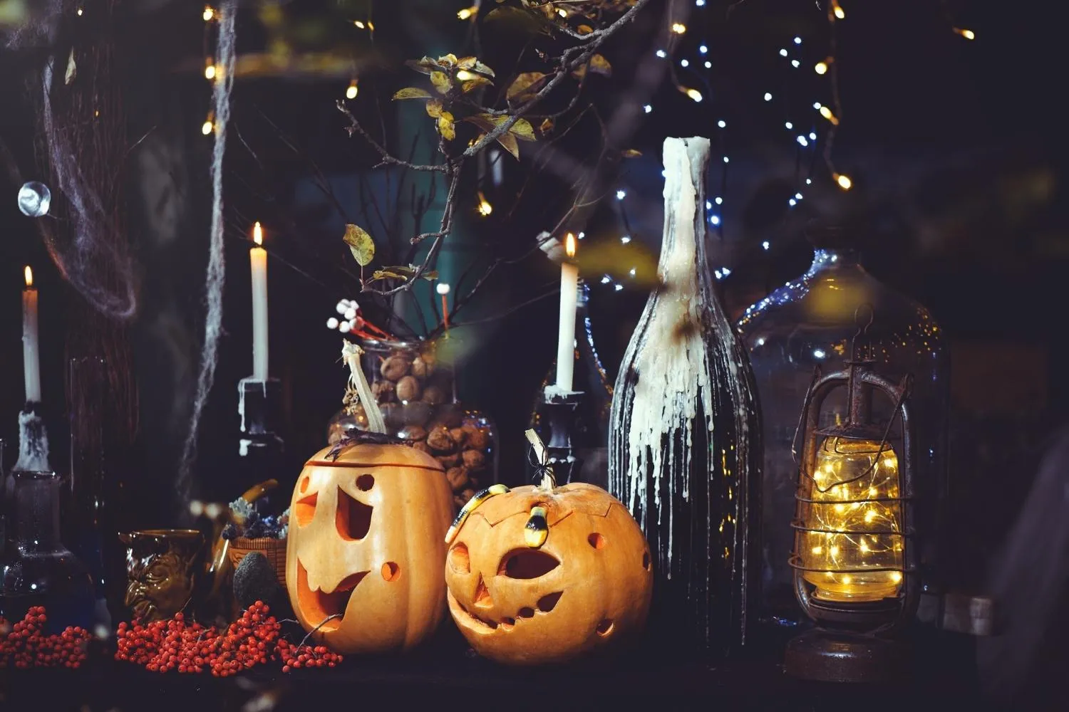 Decorazioni di Halloween fai da te con le bottiglie di vetro riciclate: le idee da paura (sostenibili) da copiare subito