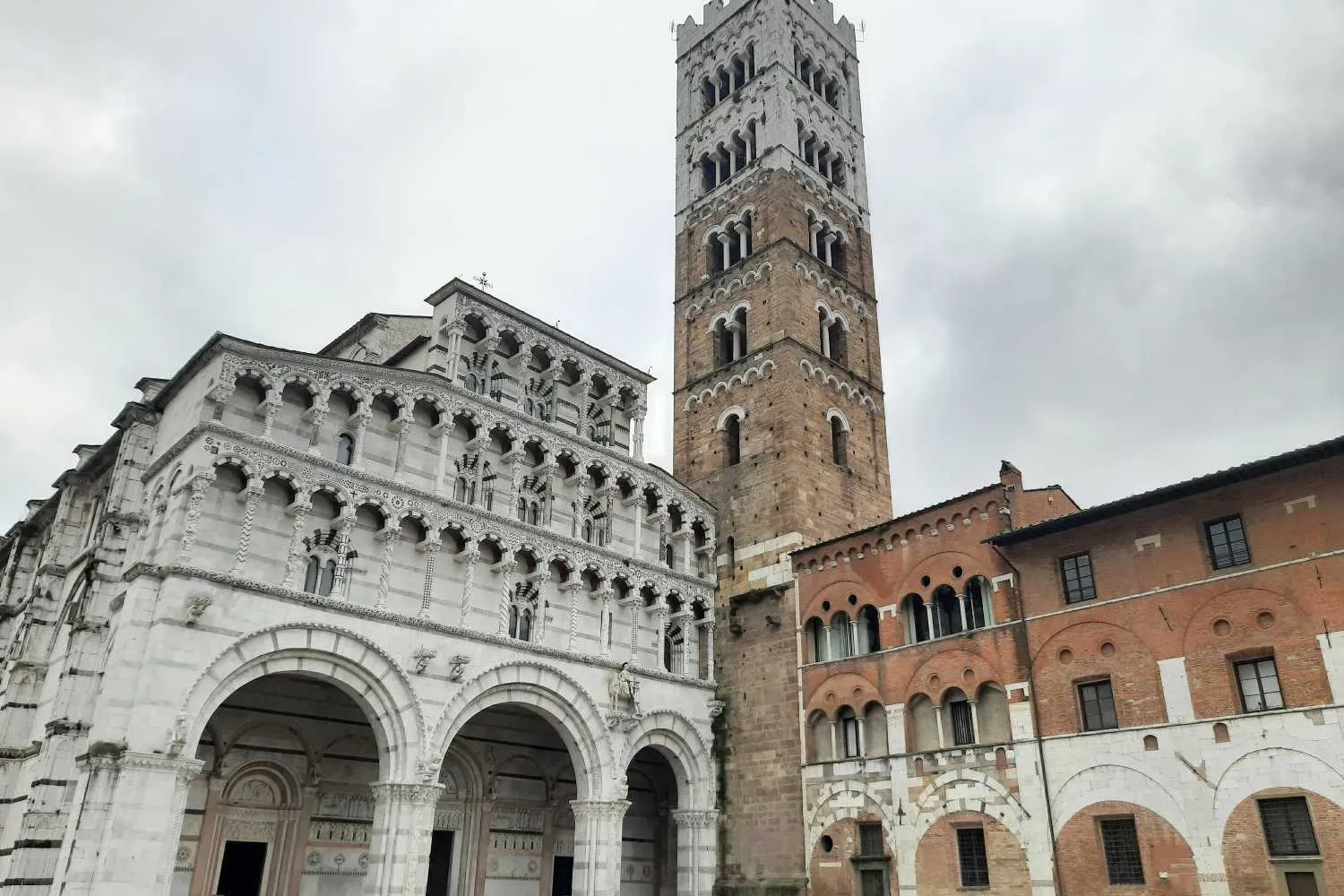 Siamo stati a Lucca e ti spiego perché vale la pena visitare la città delle cento chiese e camminare sulle sue mura storiche