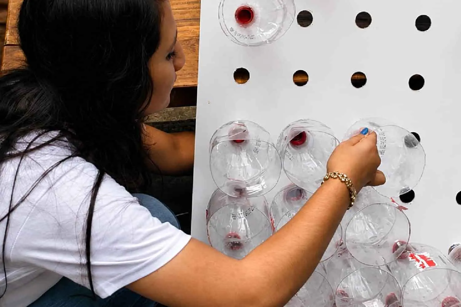 Eco Cooler, il condizionatore low-tech che puoi costruire da te con le bottiglie riciclate per rinfrescare la tua casa
