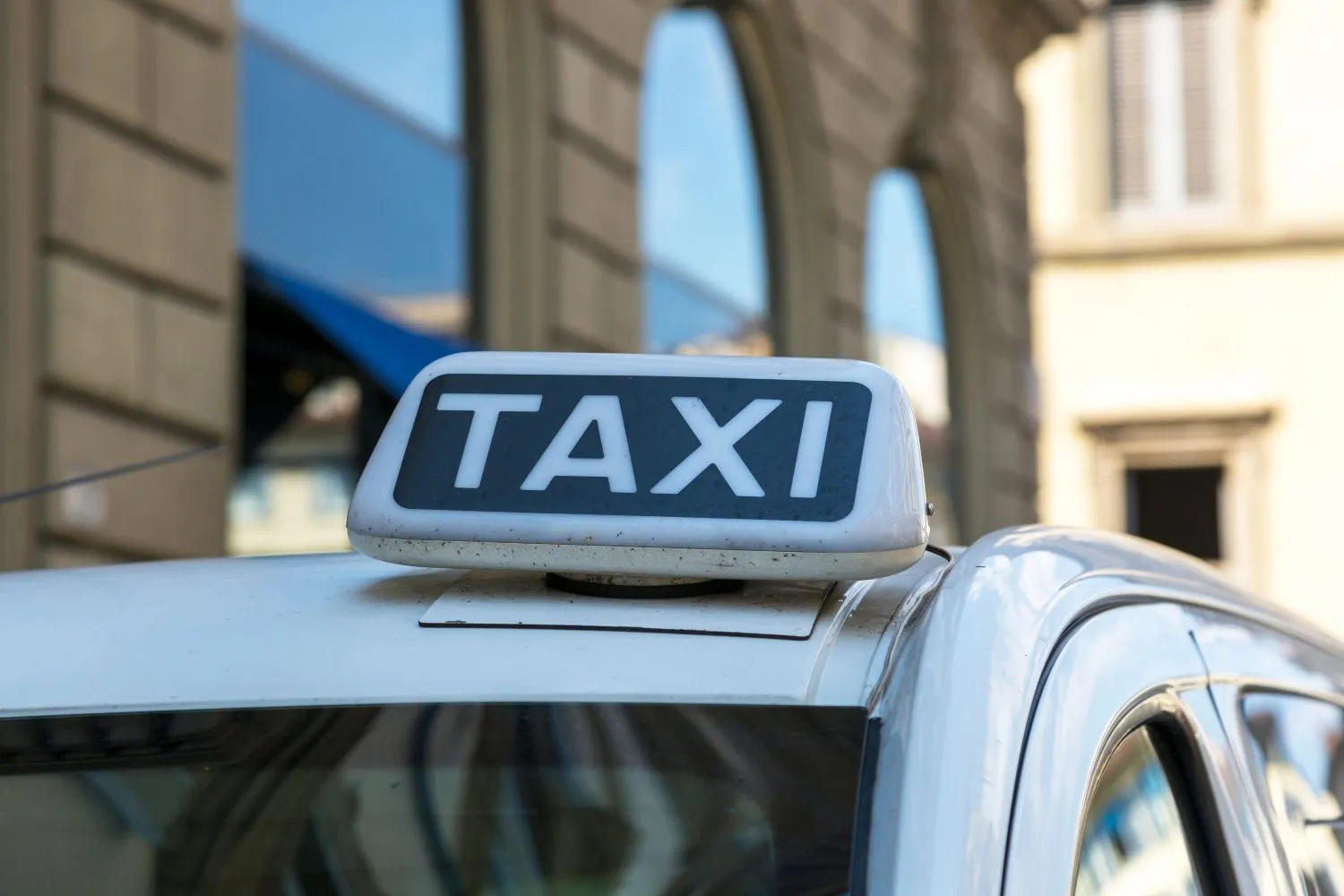 In Calabria arriva il “Social Taxi”: trasporto gratuito agli over 65 per le visite mediche (per abbattere le liste d’attesa)