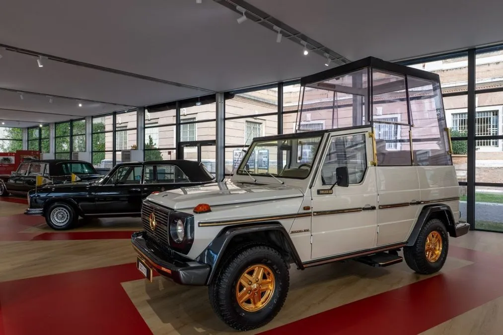 Le Mercedes-Benz dei Papi protagoniste di una mostra in Vaticano: 100 anni di storia - HDmotori.it