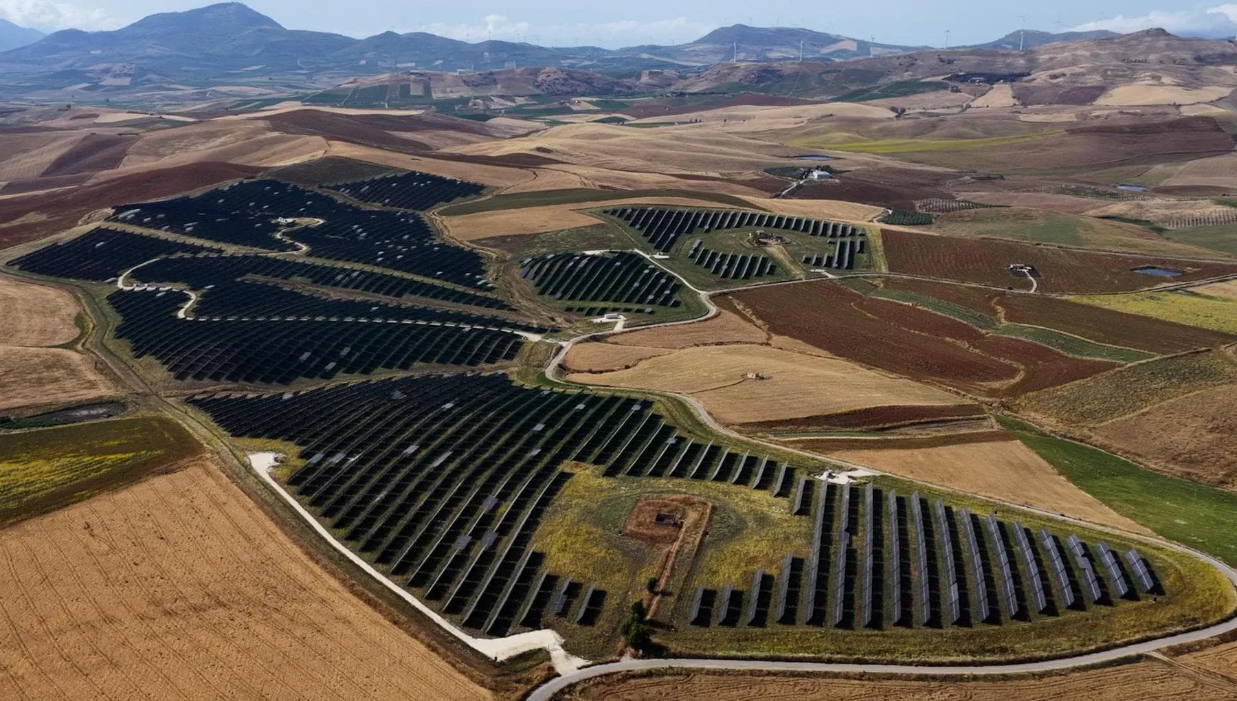 Viaggio in Sicilia, nei parchi agrivoltaici che alimentano i data center di Amazon