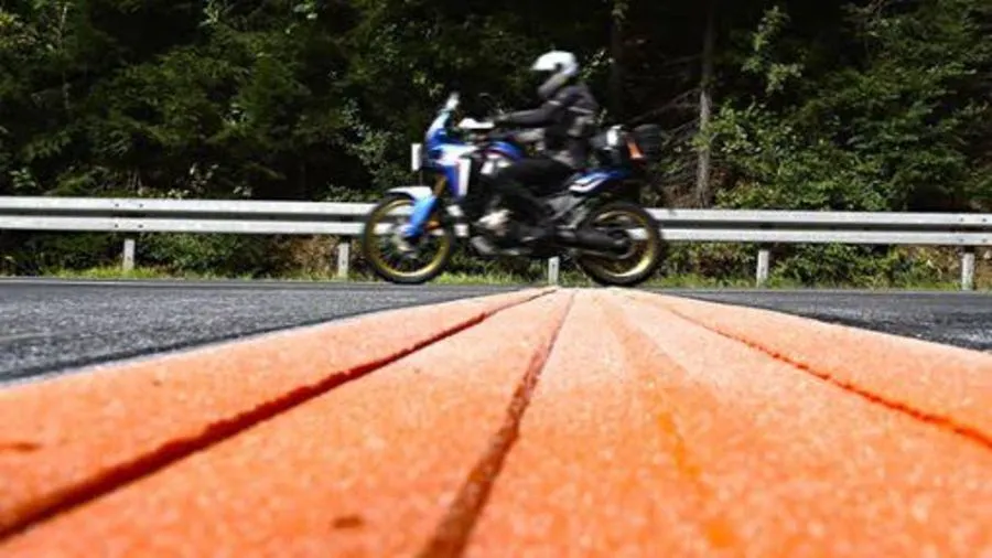 Strisce anti-velocità sulla strada delle moto: è disastro in Germania - HDmotori.it