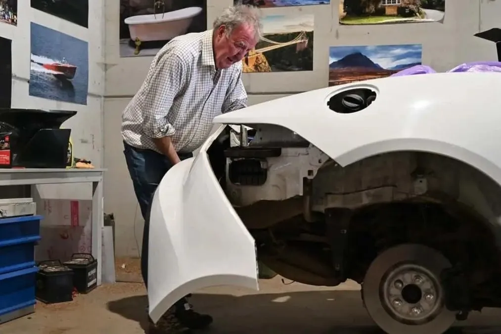 L’ultima follia di Jeremy Clarkson, un progetto Jaguar fai da te - HDmotori.it