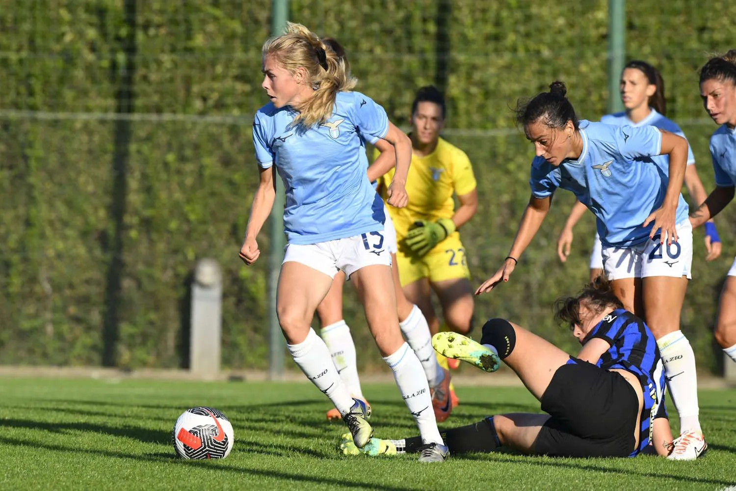 “Niente contratto perché incinta”: la calciatrice che ha sfidato il sistema e ha vinto. Una sentenza storica per tutte le sportive