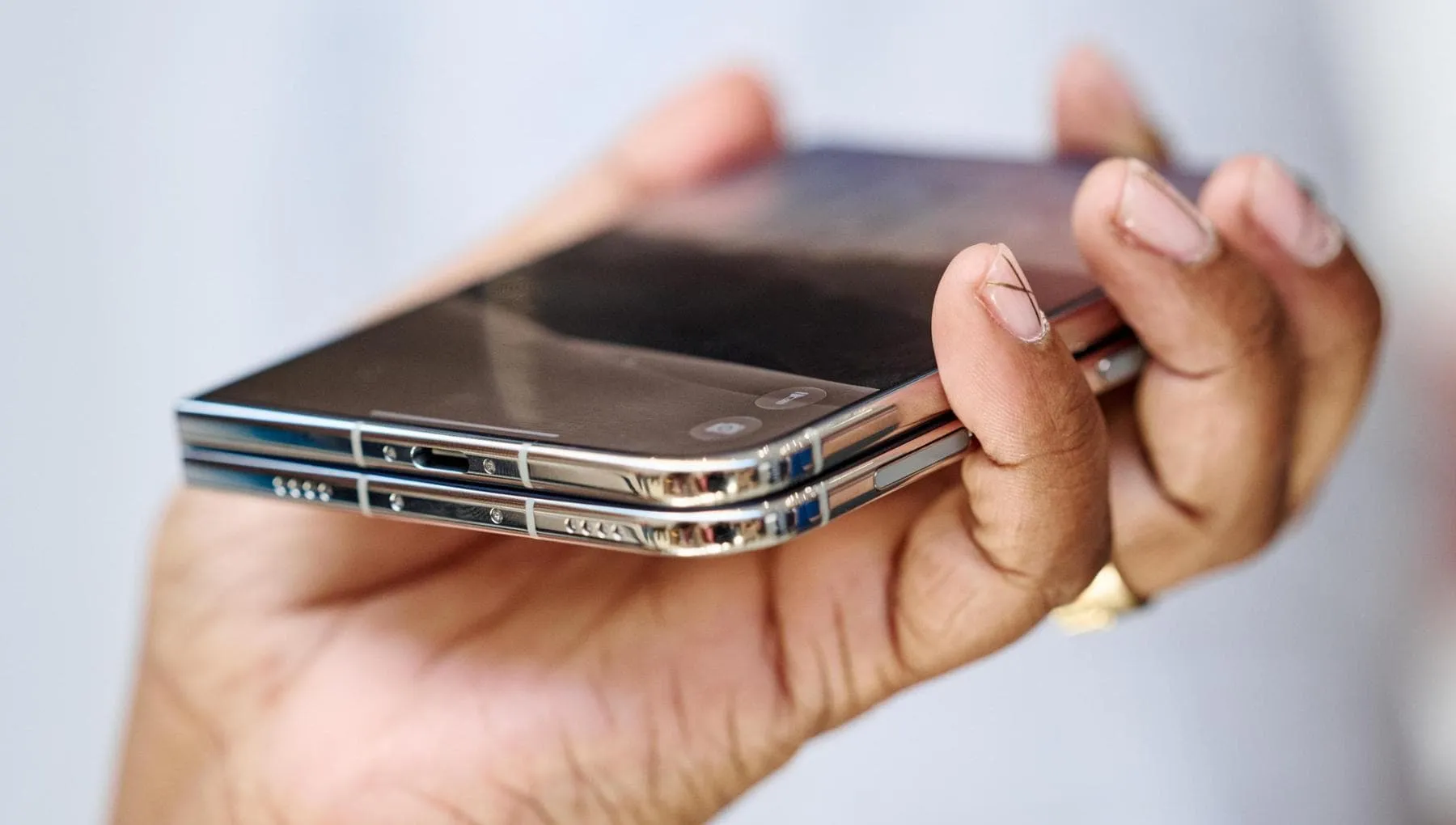 iPhone Duo, il primo pieghevole Apple: costa oltre 2.000 euro, è la scommessa del nuovo CEO Ternus