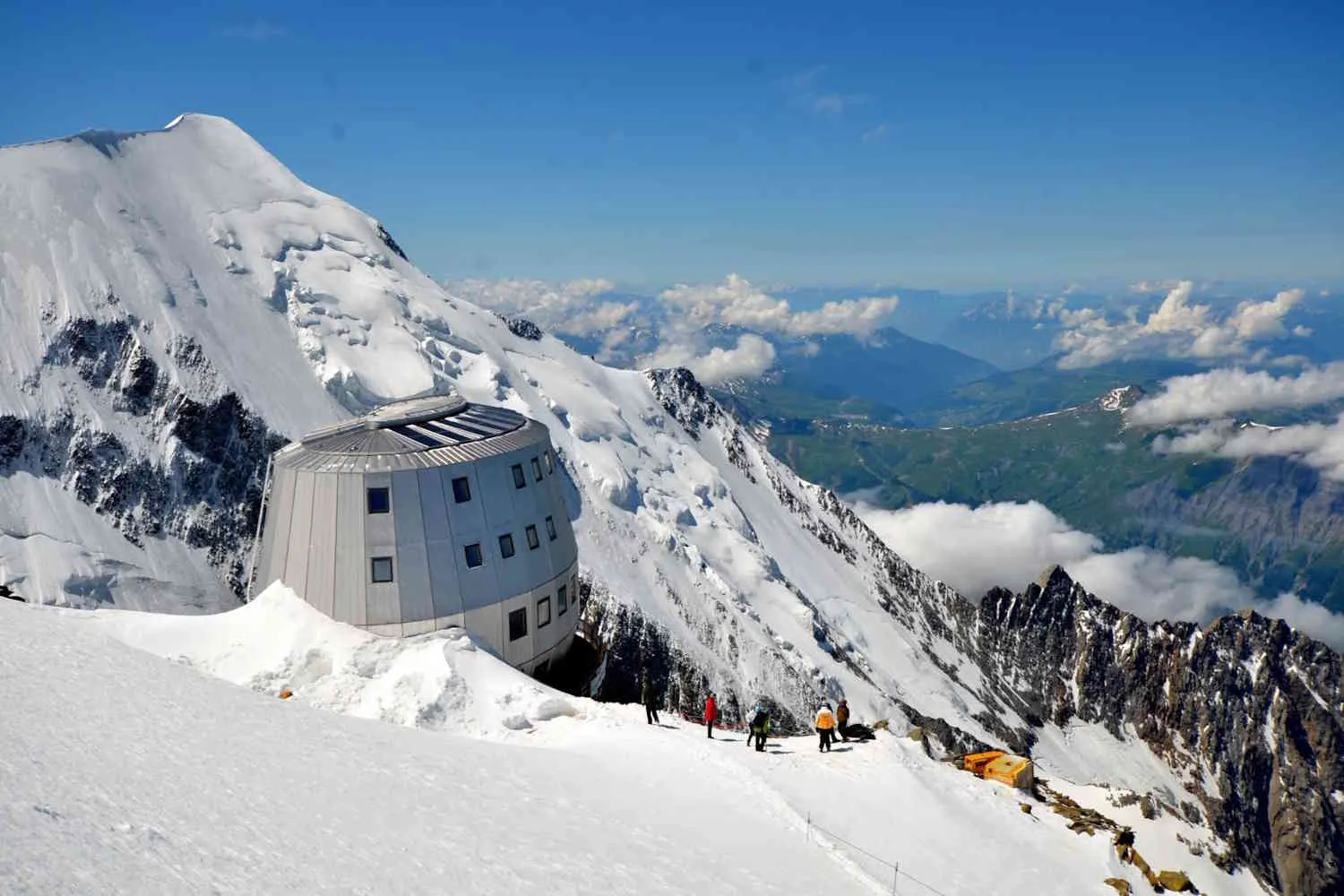 Ignorano il divieto, salgono al rifugio e poi chiedono l’elicottero gratis: il sindaco dice di no