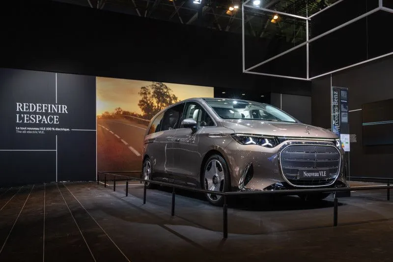 Salone di Parigi, una Mercedes finisce contro una parete: al volante c’è un bambino - HDmotori.it