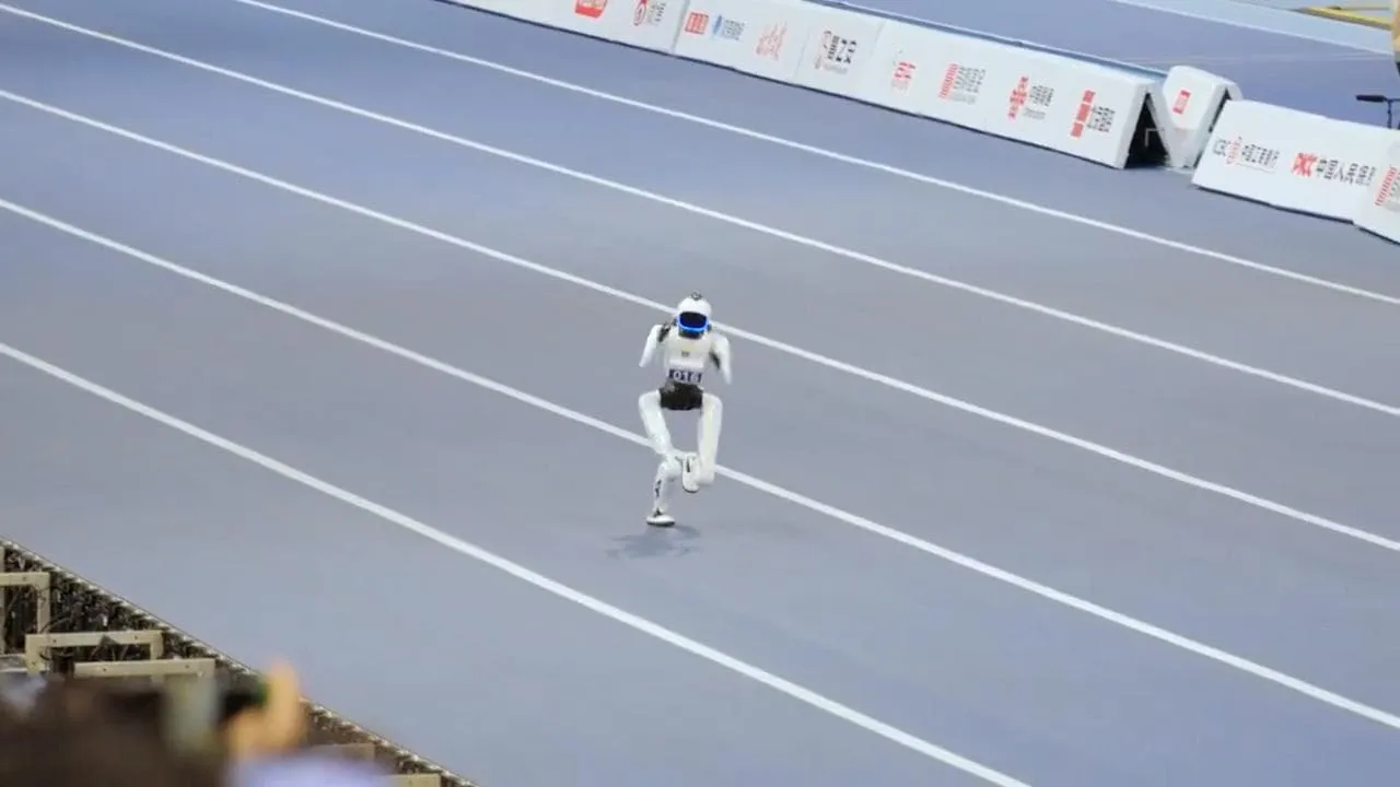 Pechino, lo sprint del robot nei 400 m è straordinario: usa uno stile che ha inventato da solo