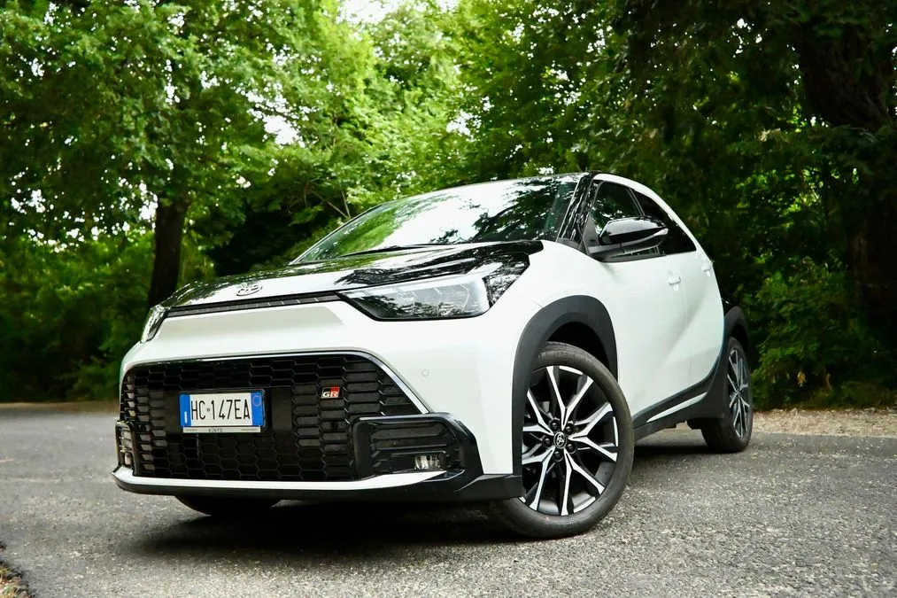 Toyota Aygo X hybrid: la citycar dai CONSUMI INASPETTATI - Video - HDmotori.it