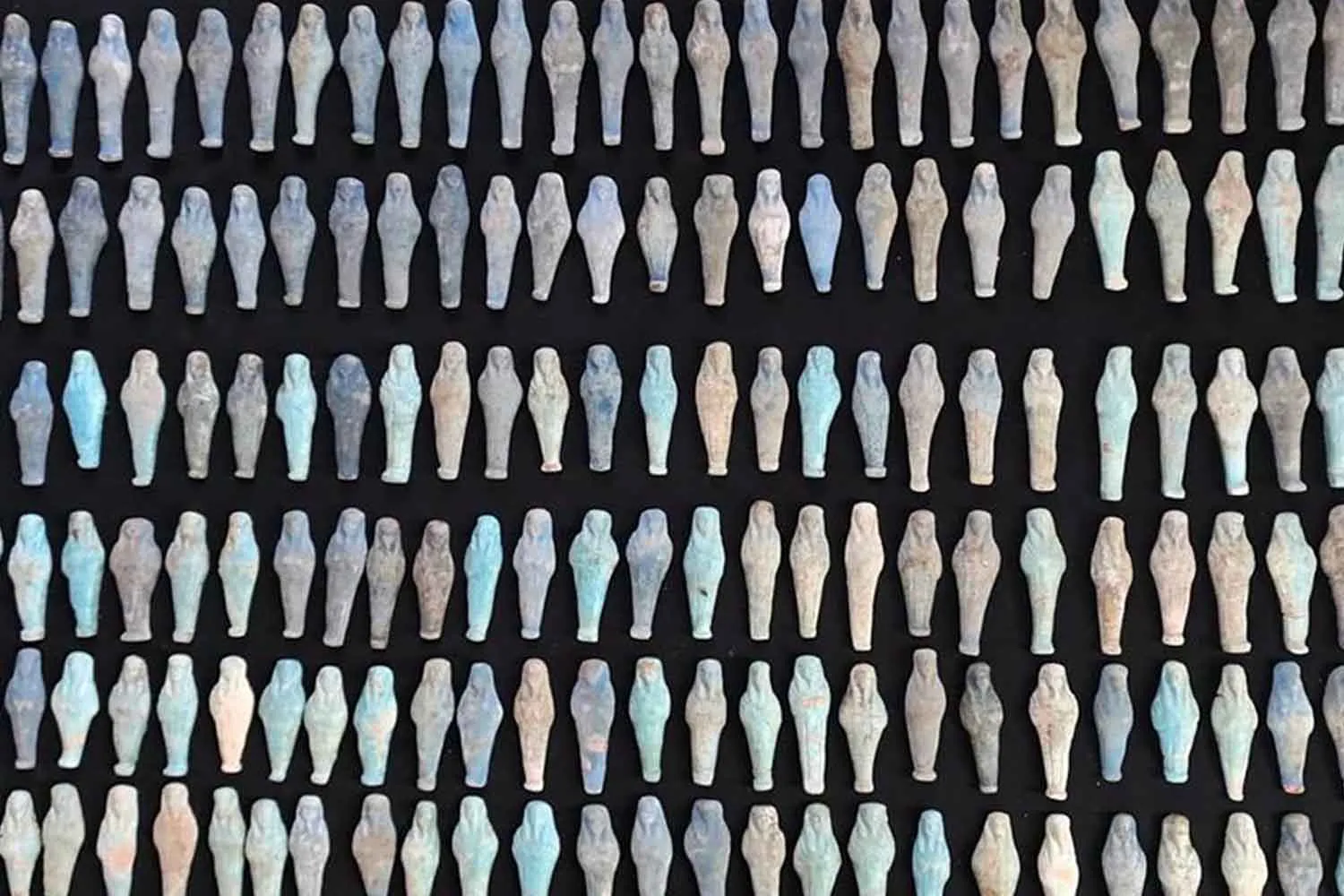 Scoperta straordinaria nel Delta del Nilo: in un sola tomba oltre 500 ushabti, mummie, e ceramiche di Rodi