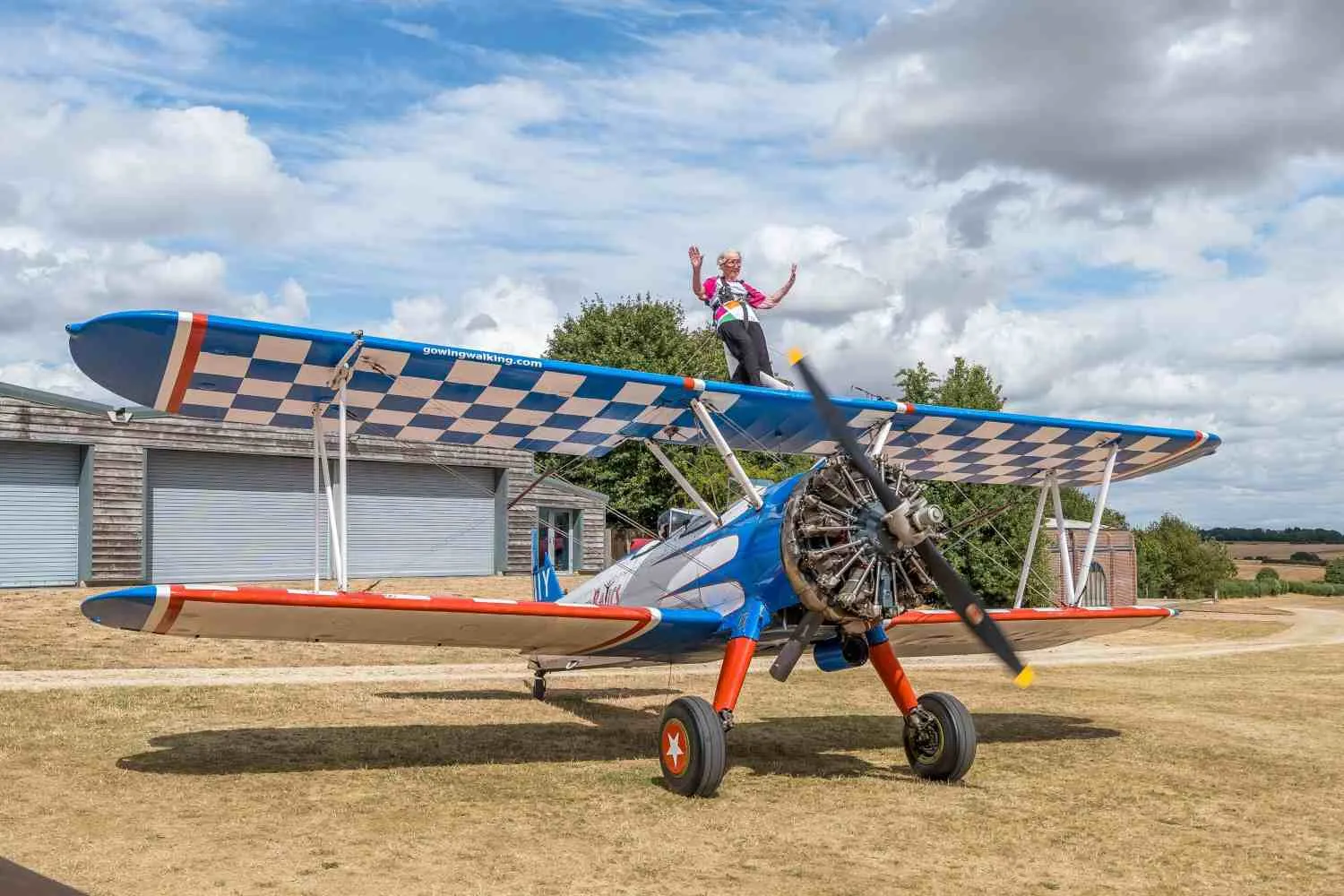 A 97 anni vola su un ala di un aereo e batte il suo stesso record del mondo (per raccogliere fondi da donare all’ospedale che l’ha curata)