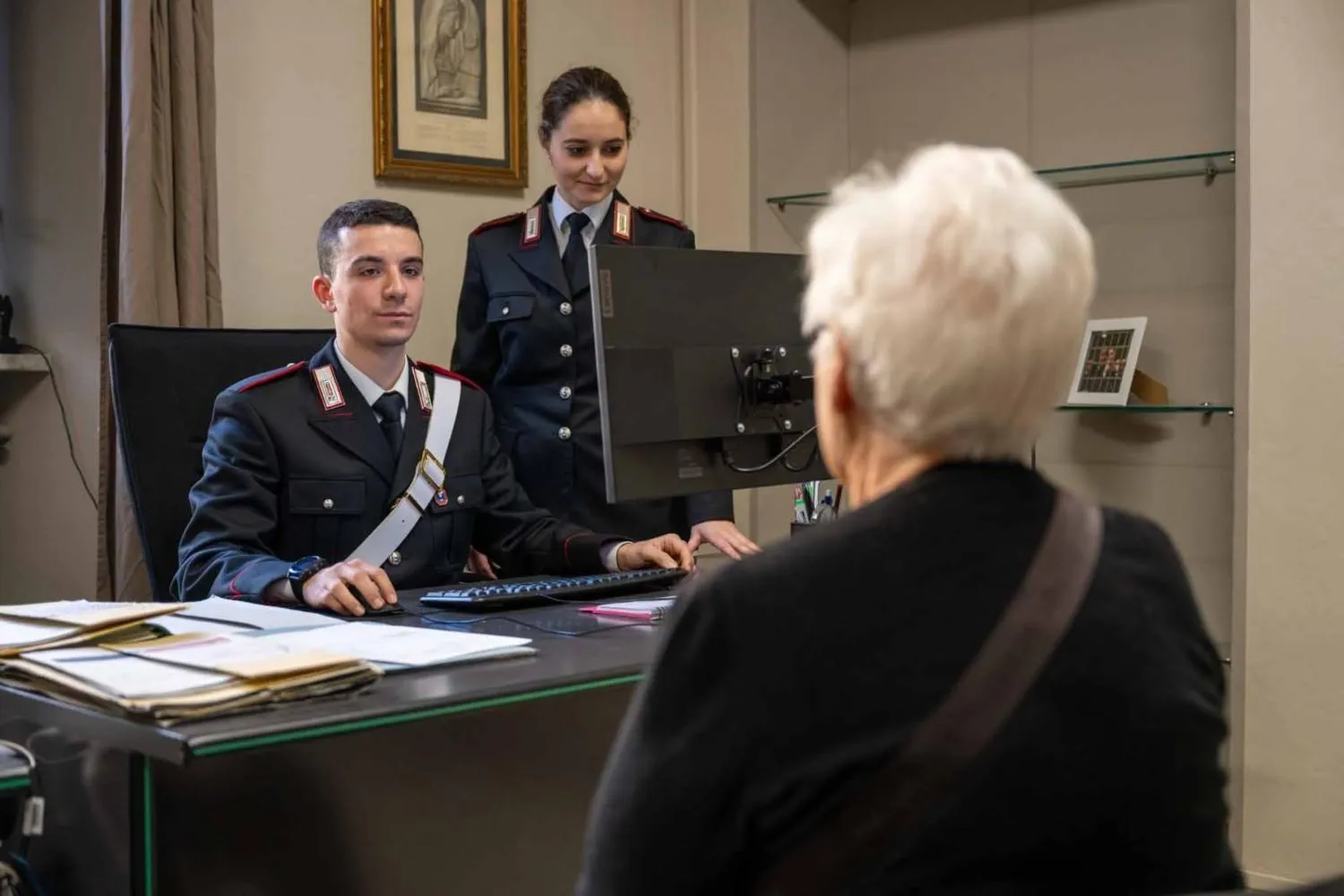 A 85 anni questa “nonna detective” ha sventato la terza truffa in due anni (organizzando una trappola alla banda di malviventi)